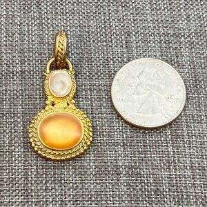 Vintage KC Pendant 1.5 In Gold Swirl Shell Amber Accent Retro Classic Rope Edge